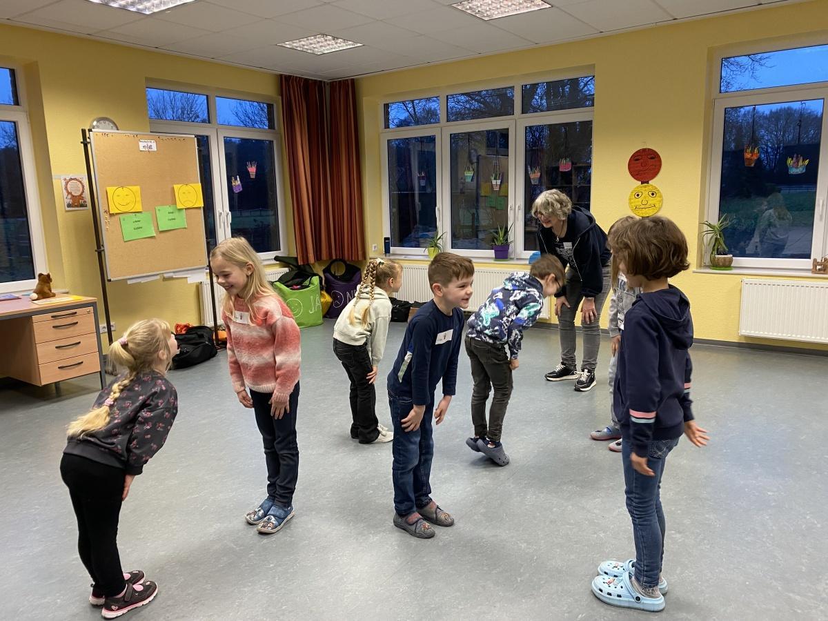 „Mit mir nicht!“ – Projekt zur Selbstbehauptung und Selbstverteidigung für Grundschulkinder „Mit mir nicht!“ – Projekt zur Selbstbehauptung und Selbstverteidigung für Grundschulkinder