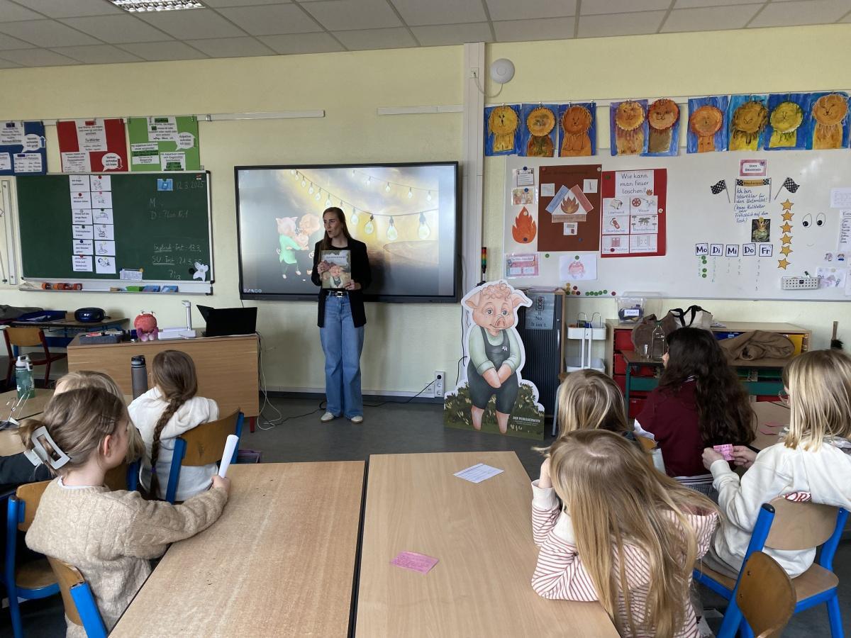 „Das Pudelschwein“ zu Besuch in der Grundschule Fresenburg „Das Pudelschwein“ zu Besuch in der Grundschule Fresenburg