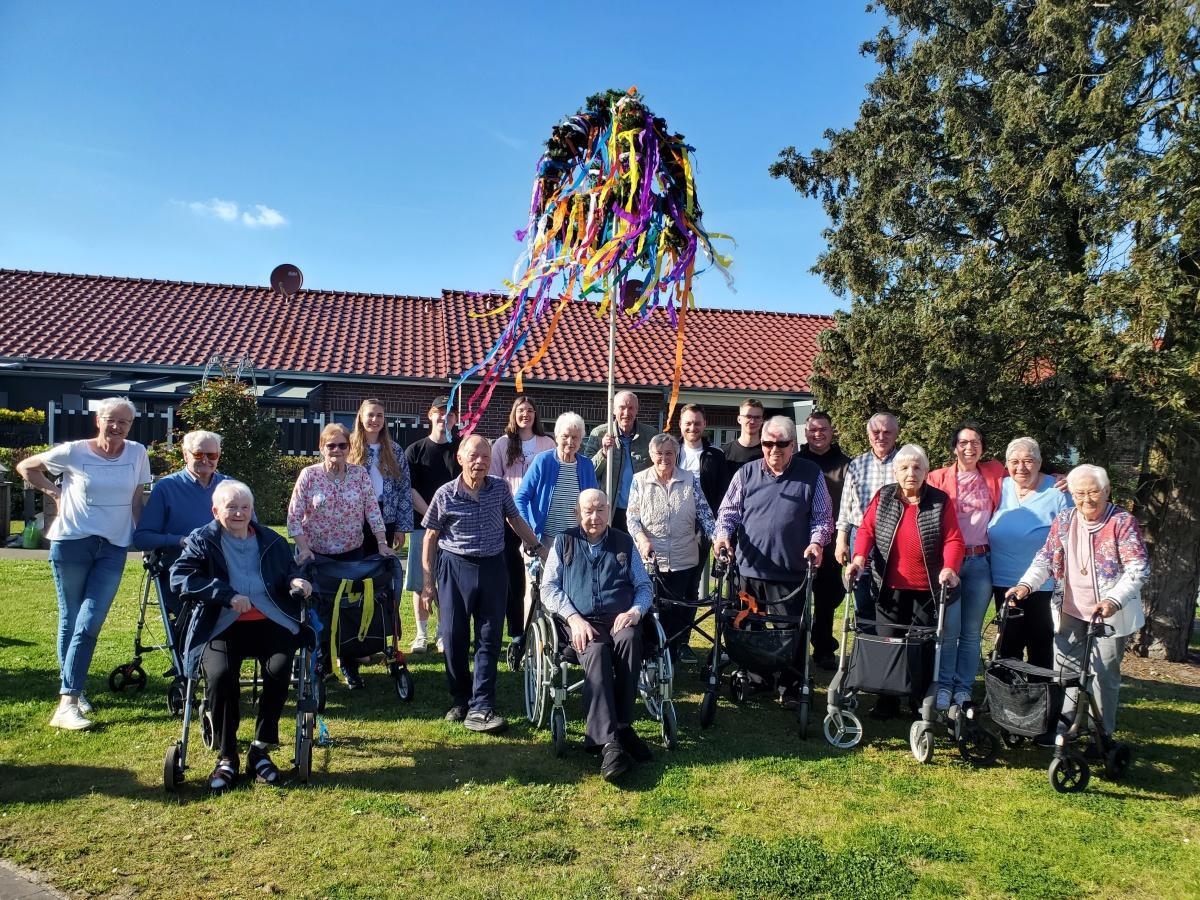 Gemeinsam den Mai begrüßt: KLJB stellt Maikrone im Garten des Hauses Marie auf Gemeinsam den Mai begrüßt: KLJB stellt Maikrone im Garten des Hauses Marie auf