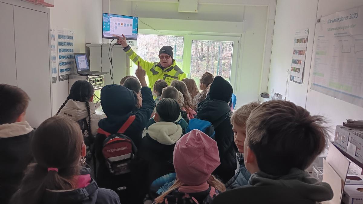 Wie wird unser Abwasser wieder sauber? Jahrgang 3 erkundet Lathens Kläranlage Wie wird unser Abwasser wieder sauber? Jahrgang 3 erkundet Lathens Kläranlage