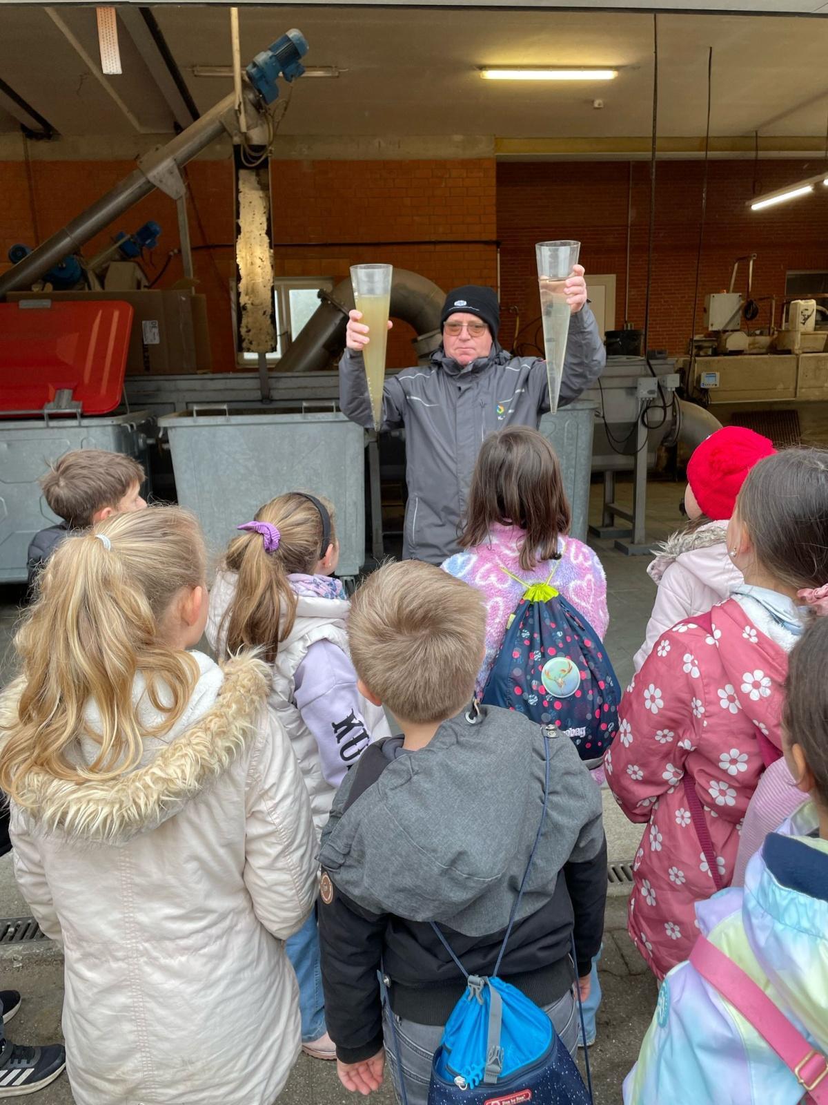 Wie wird unser Abwasser wieder sauber? Jahrgang 3 erkundet Lathens Kläranlage Wie wird unser Abwasser wieder sauber? Jahrgang 3 erkundet Lathens Kläranlage