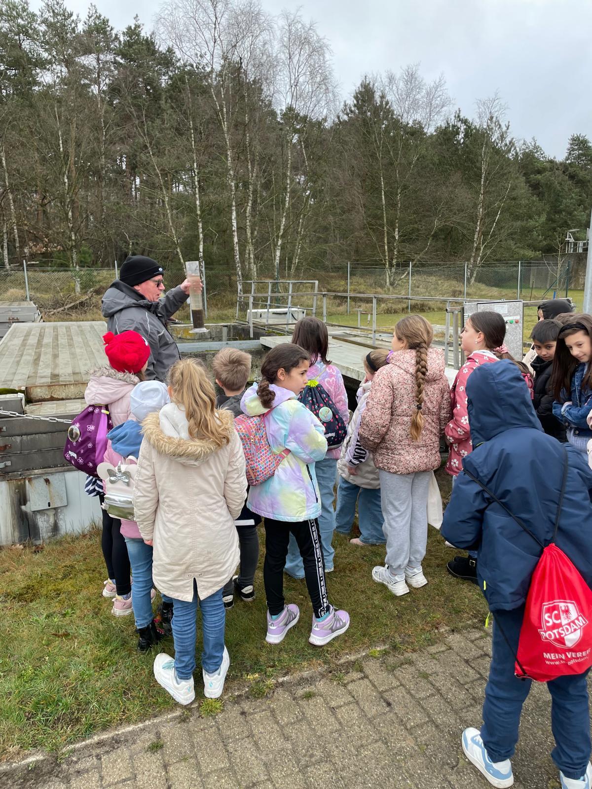 Wie wird unser Abwasser wieder sauber? Jahrgang 3 erkundet Lathens Kläranlage