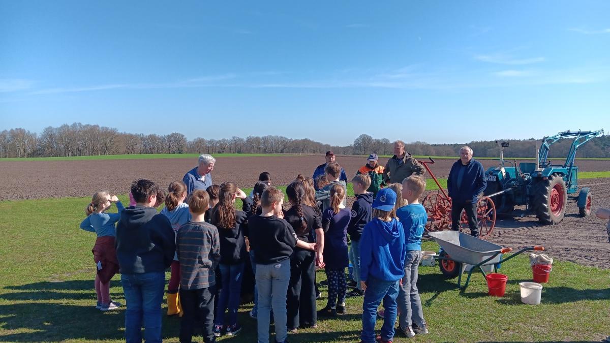 Kartoffelpflanzaktion an der Hilter Mühle Kartoffelpflanzaktion an der Hilter Mühle