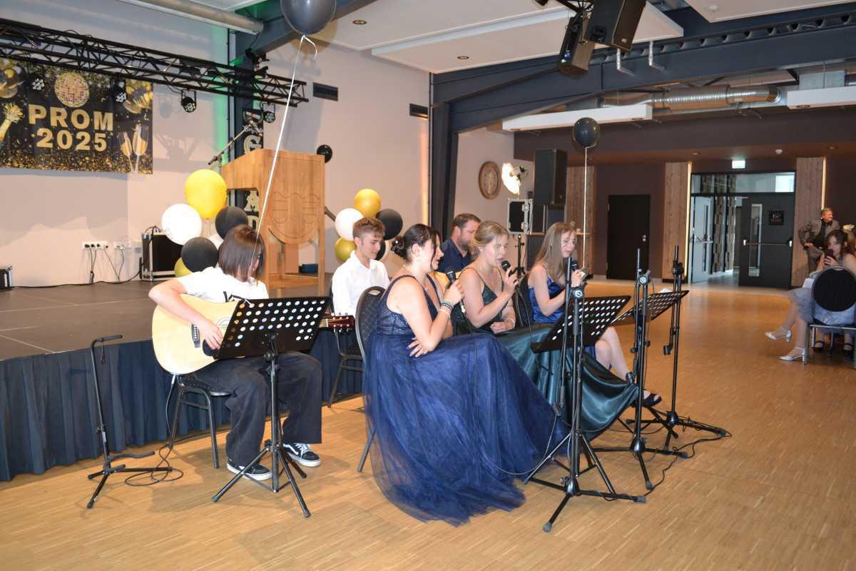 Abschlussfeier an der Erna-de-Vries-Schule: 90 Zeugnisse überreicht am 27.06.2025 Abschlussfeier an der Erna-de-Vries-Schule: 90 Zeugnisse überreicht am 27.06.2025