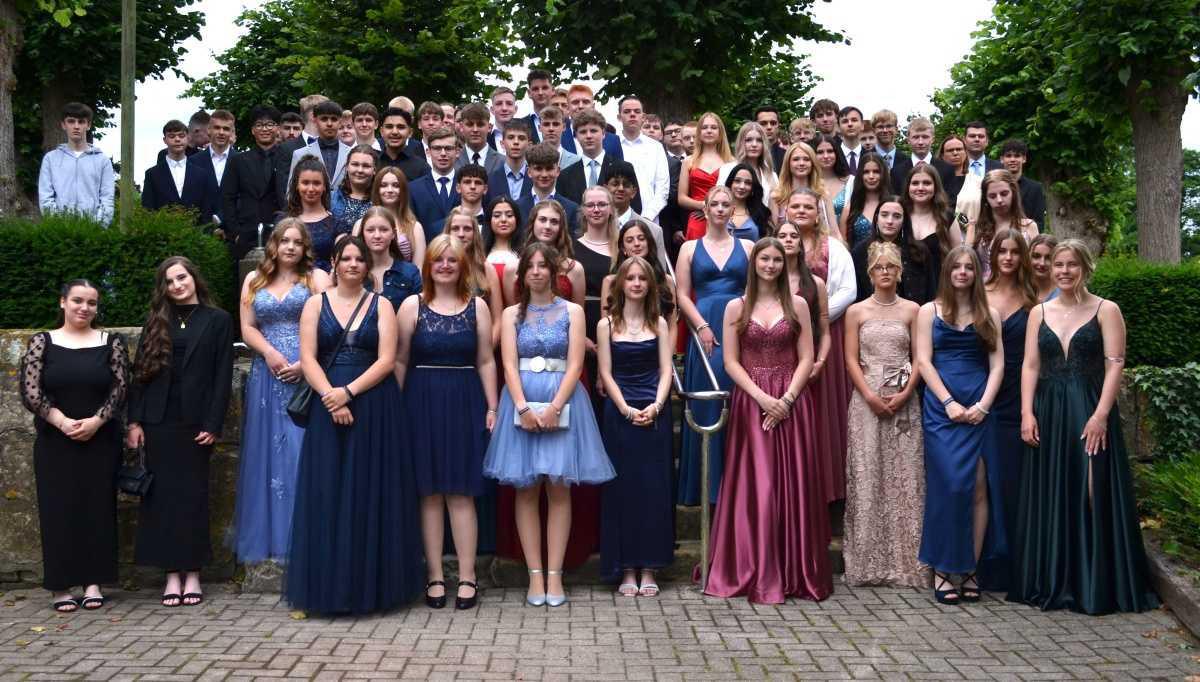 Abschlussfeier an der Erna-de-Vries-Schule: 90 Zeugnisse überreicht am 27.06.2025 Abschlussfeier an der Erna-de-Vries-Schule: 90 Zeugnisse überreicht am 27.06.2025