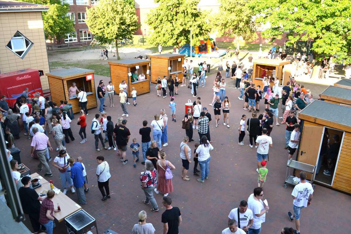 Erna-de-Vries-Schule feiert strahlenden Sommerabend mit Tanz, Musik und buntem Programm Erna-de-Vries-Schule feiert strahlenden Sommerabend mit Tanz, Musik und buntem Programm
