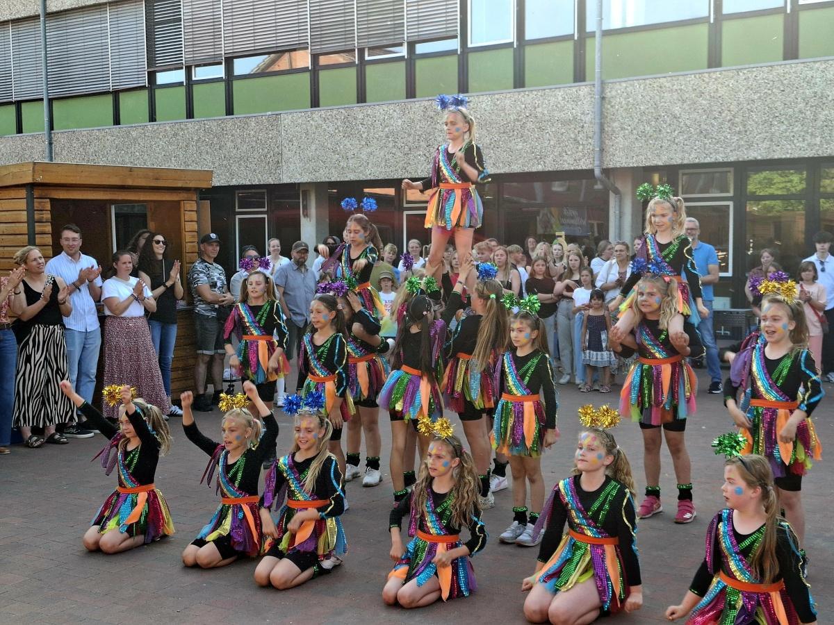 Erna-de-Vries-Schule feiert strahlenden Sommerabend mit Tanz, Musik und buntem Programm