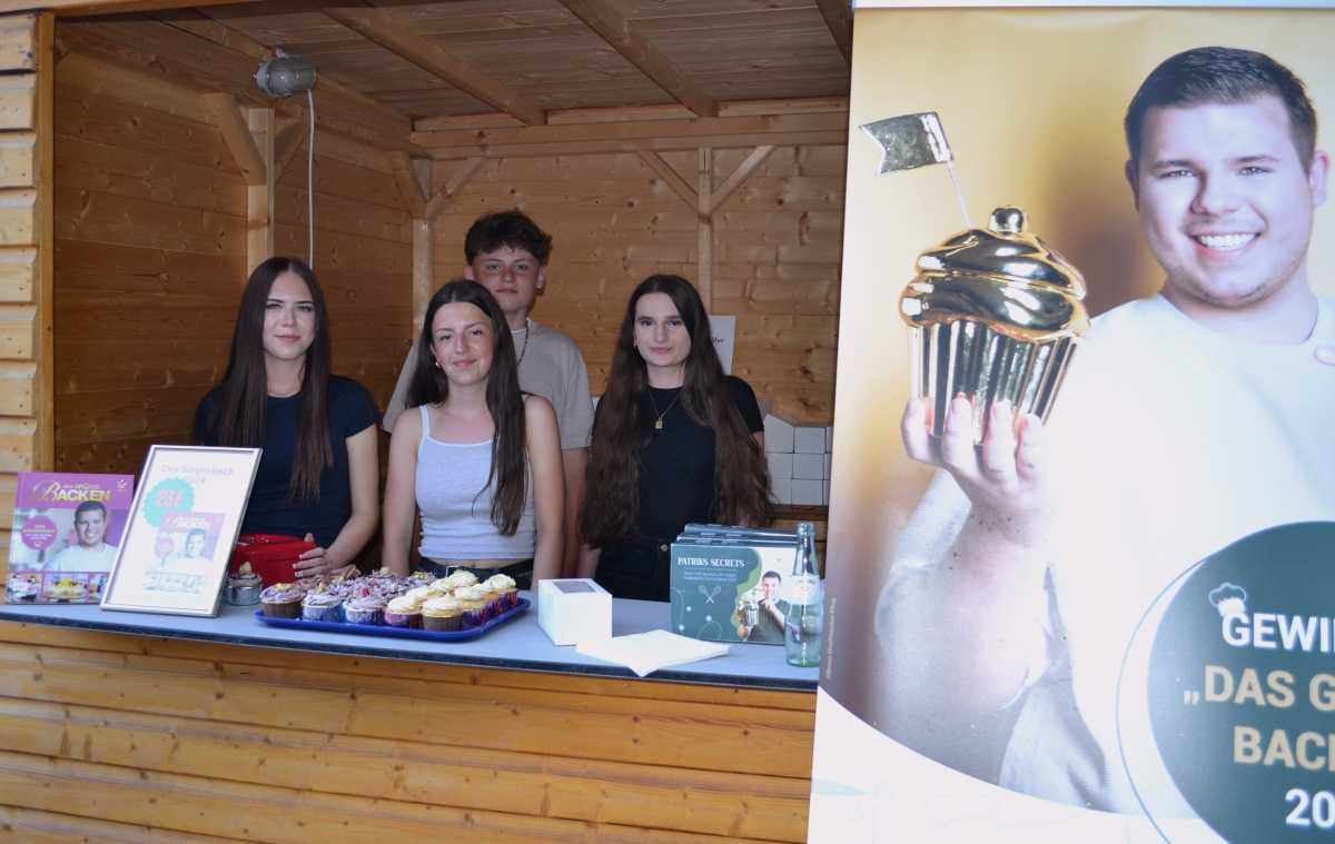 Erna-de-Vries-Schule feiert strahlenden Sommerabend mit Tanz, Musik und buntem Programm Erna-de-Vries-Schule feiert strahlenden Sommerabend mit Tanz, Musik und buntem Programm