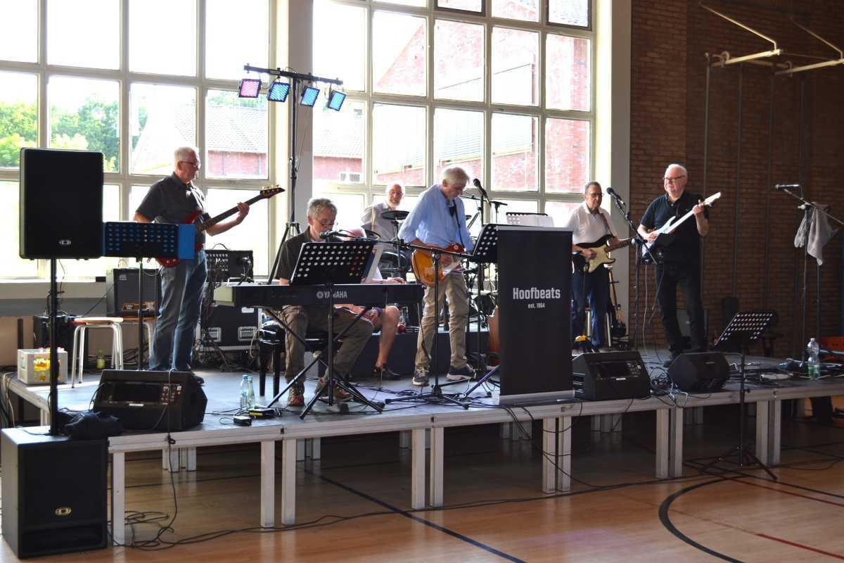 Erna-de-Vries-Schule feiert strahlenden Sommerabend mit Tanz, Musik und buntem Programm