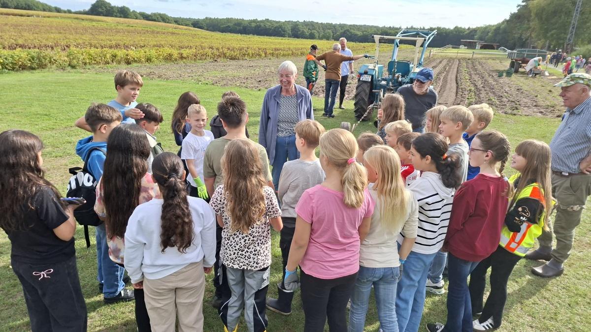 Kartoffelernte mit dem Heimatverein Erna-de-Vries-Schule Lathen Kartoffelernte mit dem Heimatverein Erna-de-Vries-Schule Lathen