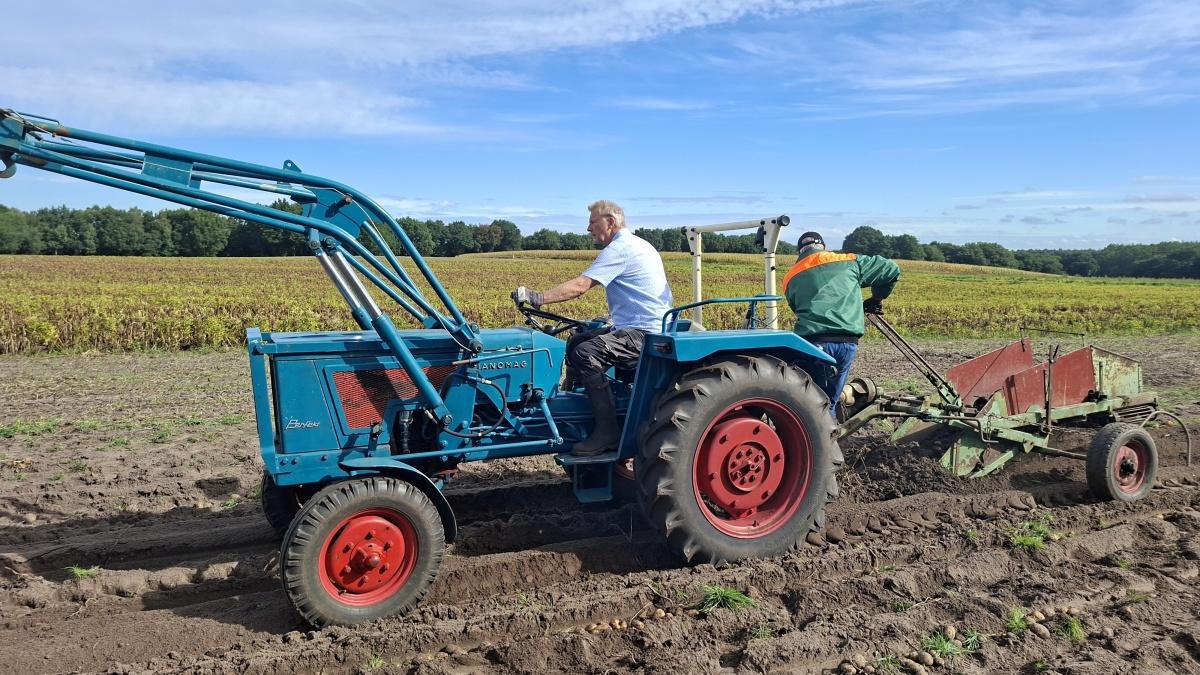 Kartoffelernte mit dem Heimatverein Erna-de-Vries-Schule Lathen Kartoffelernte mit dem Heimatverein Erna-de-Vries-Schule Lathen