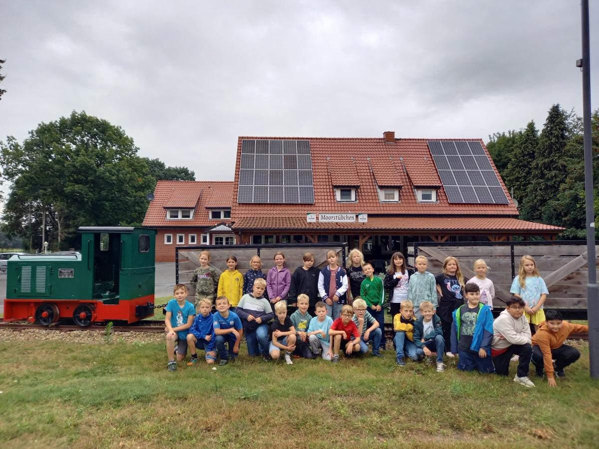 Grundschüler aus Sustrum zu Besuch beim Heimatverein Sustrum-Moor 