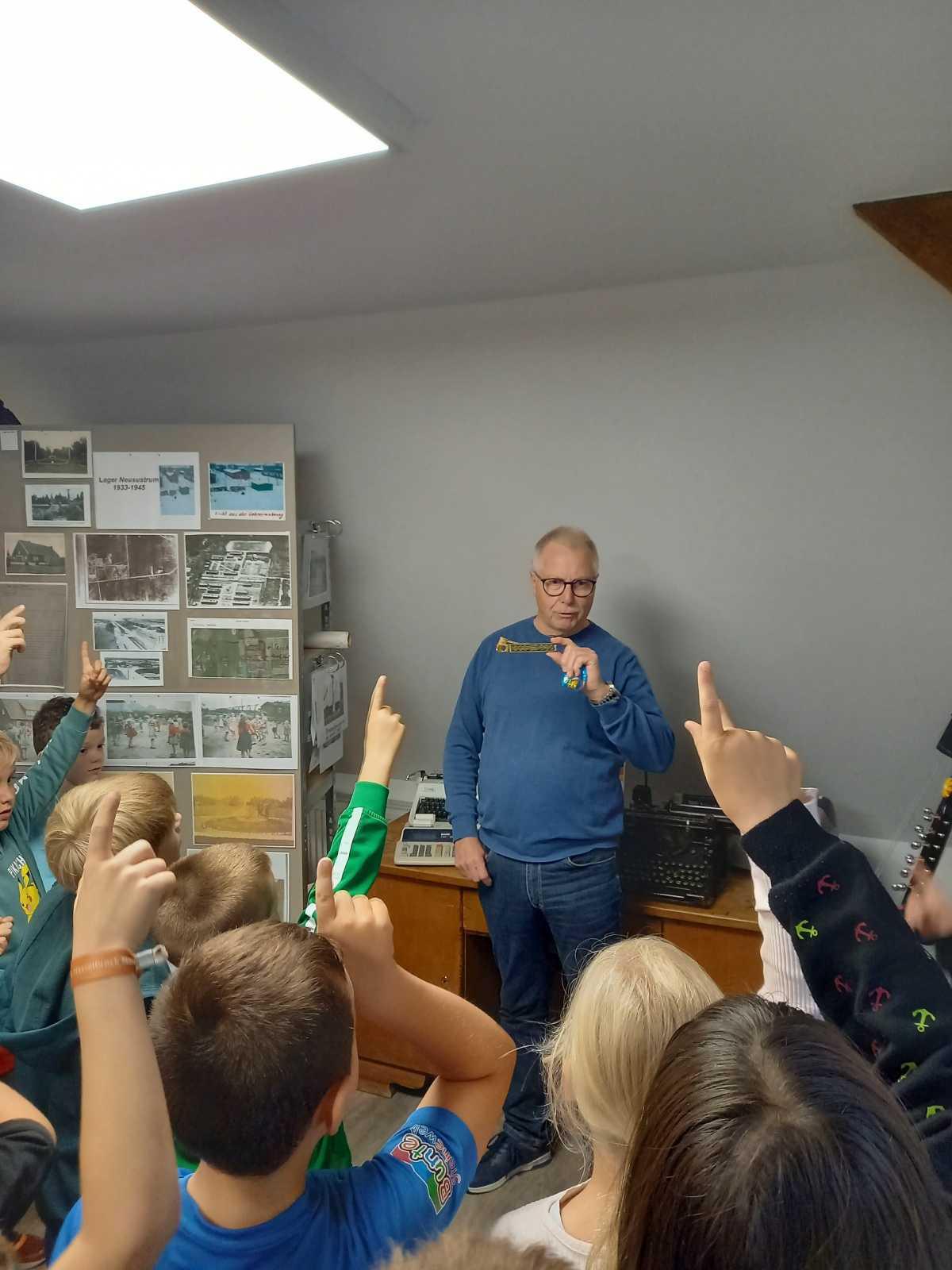 Grundschüler aus Sustrum zu Besuch beim Heimatverein Sustrum-Moor Grundschüler aus Sustrum zu Besuch beim Heimatverein Sustrum-Moor