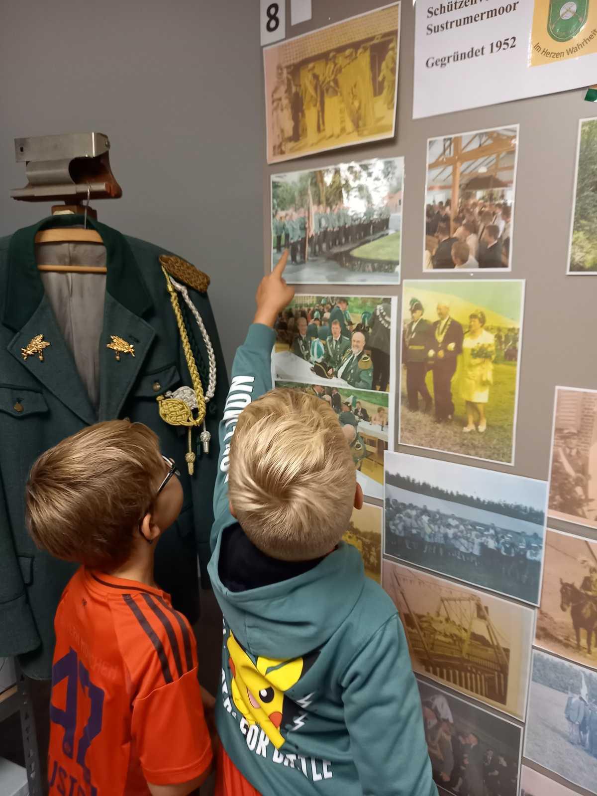 Grundschüler aus Sustrum zu Besuch beim Heimatverein Sustrum-Moor 