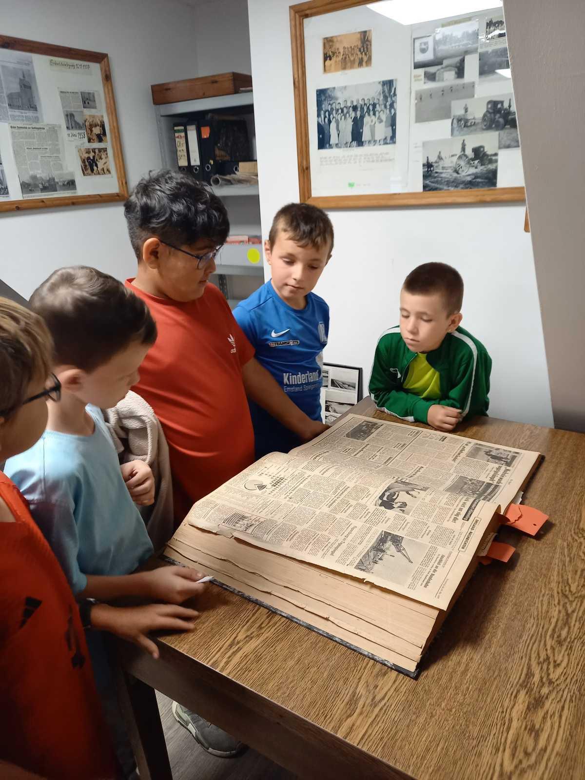 Grundschüler aus Sustrum zu Besuch beim Heimatverein Sustrum-Moor 