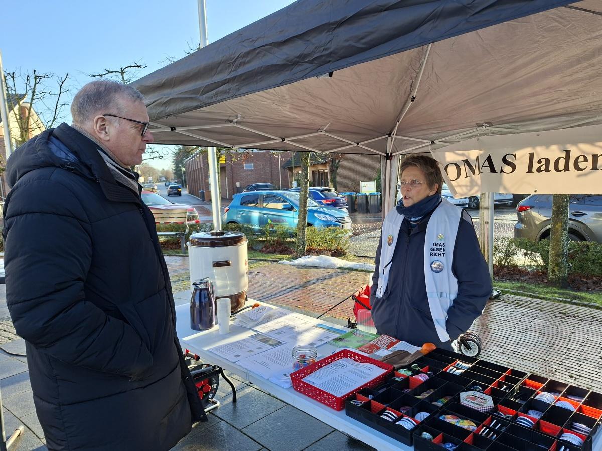 Besuch der OMAS GEGEN RECHTS auf dem Lathener Wochenmarkt