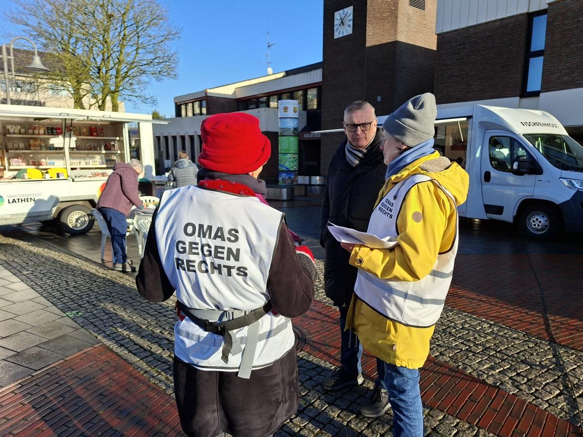 Besuch der OMAS GEGEN RECHTS auf dem Lathener Wochenmarkt