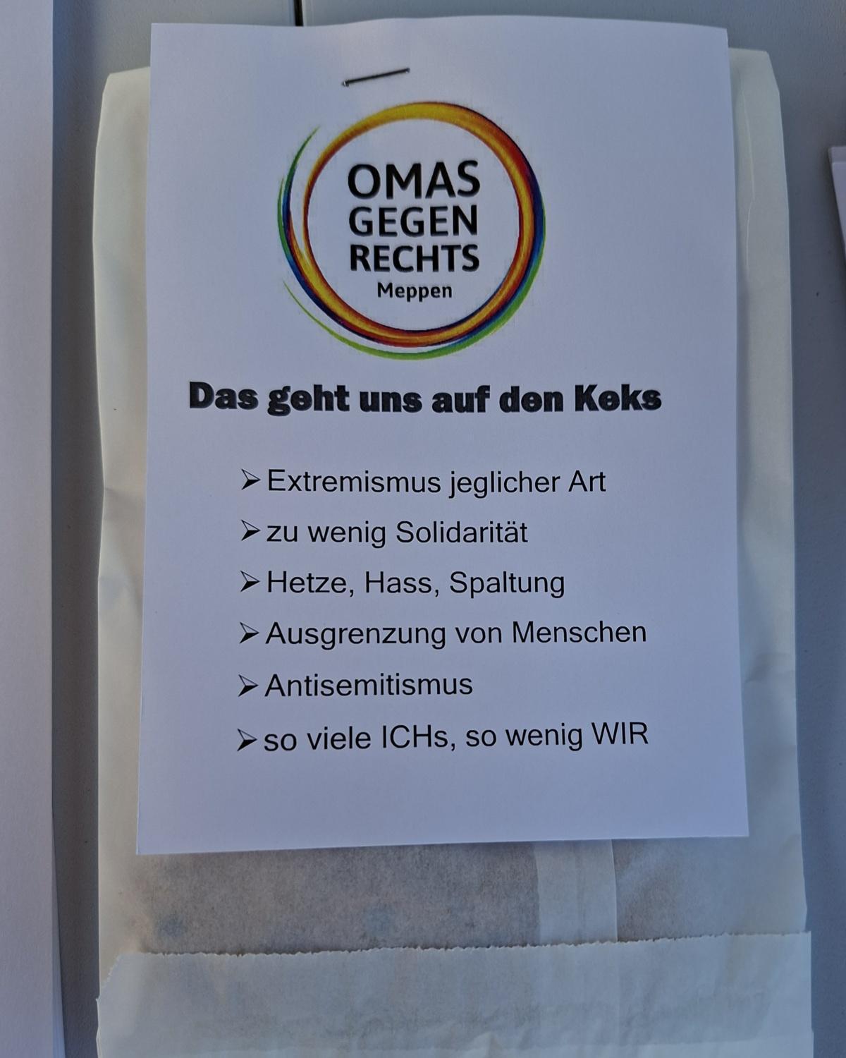 Besuch der OMAS GEGEN RECHTS auf dem Lathener Wochenmarkt