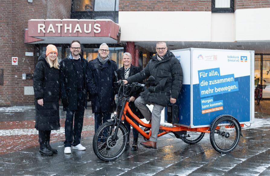 Volksbank Emstal eG spendet Lastenrad für die Vereinsarbeit an die Samtgemeinde Lathen 