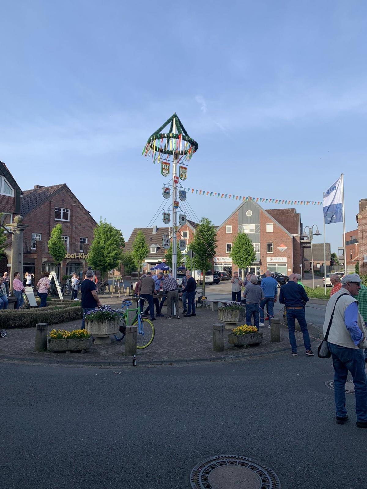 Aufstellen des Lathener Maibaums Aufstellen des Lathener Maibaums