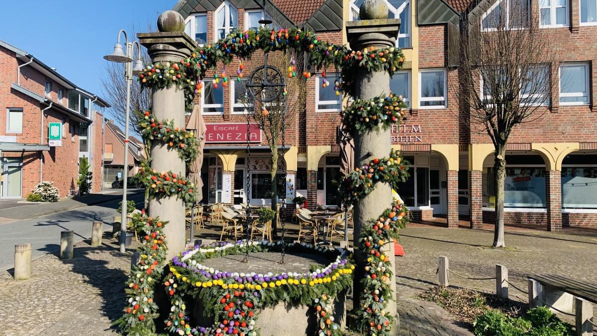 Lathener Marktbrunnen österlich geschmückt Lathener Marktbrunnen österlich geschmückt