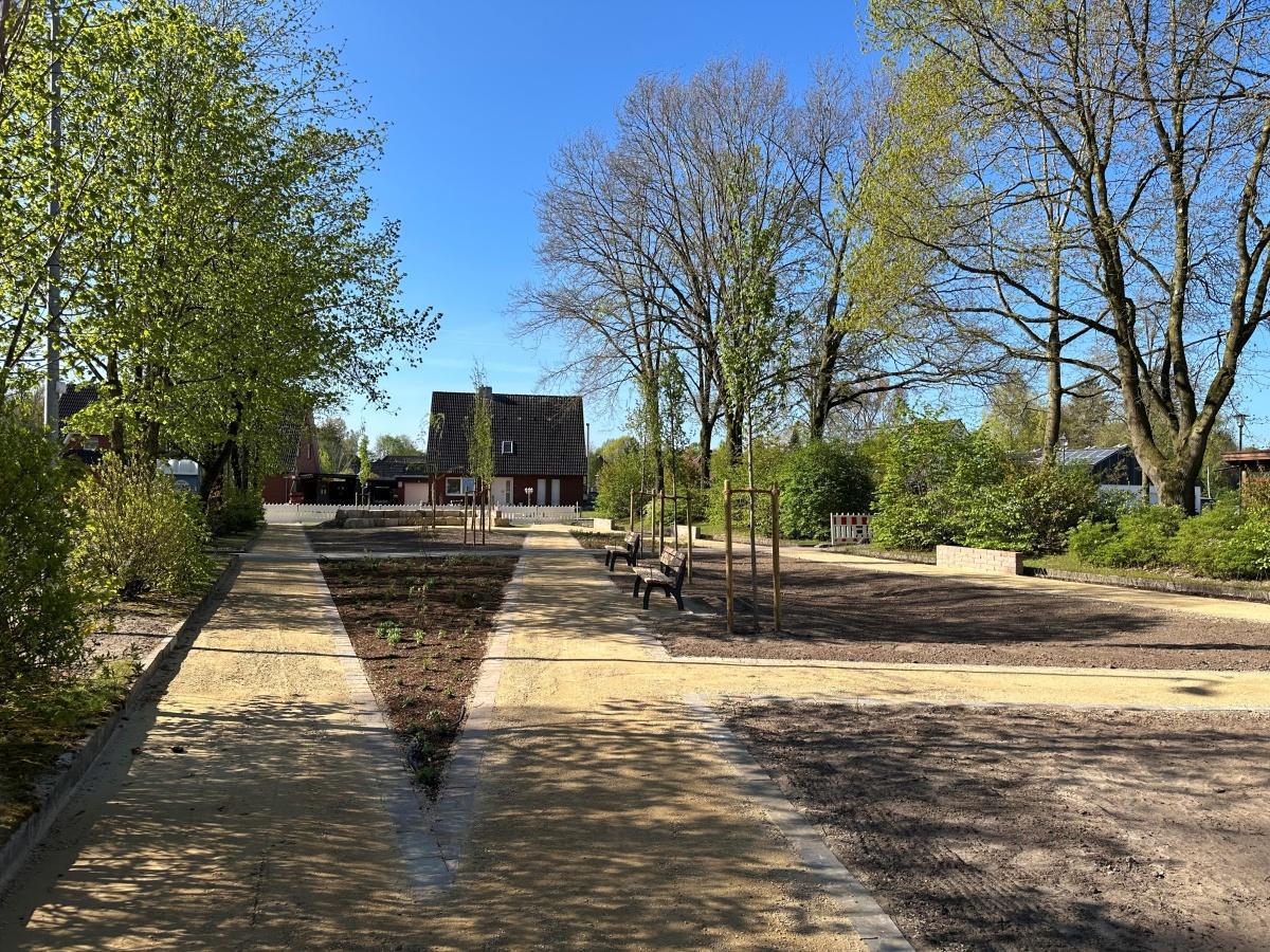 Kirchenvorplatz in Sustrum-Moor neugestaltet Kirchenvorplatz in Sustrum-Moor neugestaltet