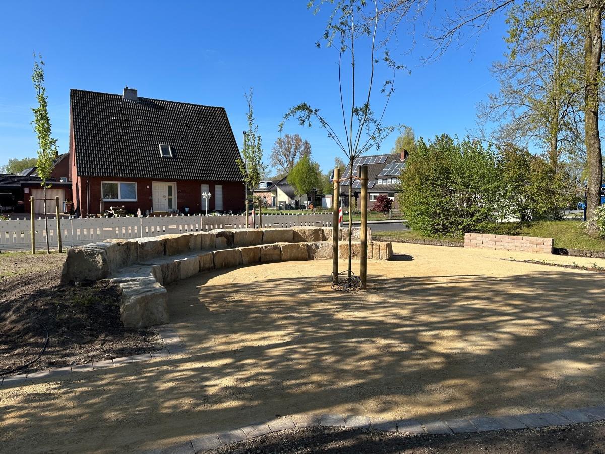 Kirchenvorplatz in Sustrum-Moor neugestaltet