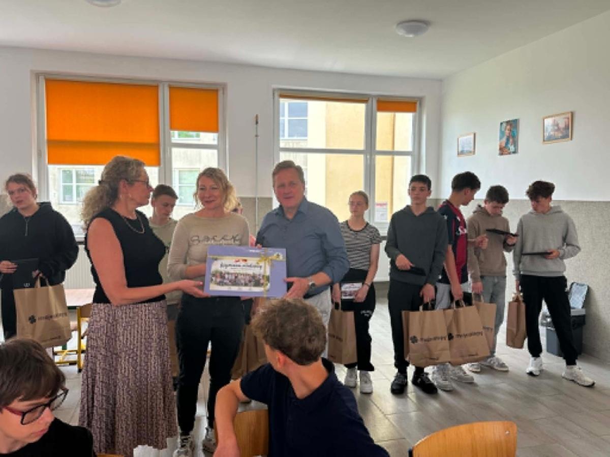 Deutsch-polnischer Jugendaustausch der Erna-de-Vries-Schule Lathen mit der Partnerschule in Kiwity Deutsch-polnischer Jugendaustausch der Erna-de-Vries-Schule Lathen mit der Partnerschule in Kiwity