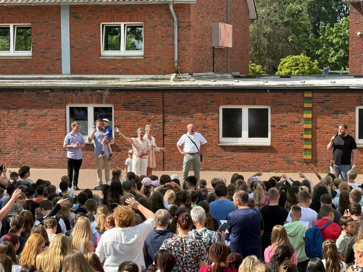 Mit Herz und großem Engagement: Erna-de-Vries-Schule verabschiedet Karin Triphaus Mit Herz und großem Engagement: Erna-de-Vries-Schule verabschiedet Karin Triphaus