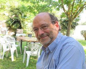 Michaël Latz est maire de Correns depuis 1995. Un quart de la population accueille à domicile les artistes et leurs techniciens (photo MN)