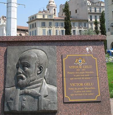 La stèle (ici en 2011) fut posée au Vieux Port après guerre, car la statue érigée en 1891 avait été fondue durant l'Occupation. (photo MN)