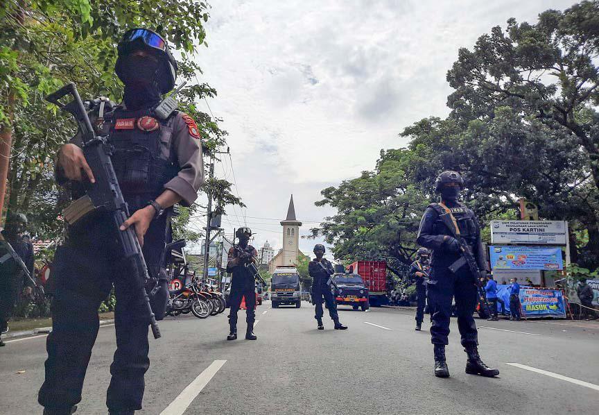 Ataque junto à catedral de Makassar