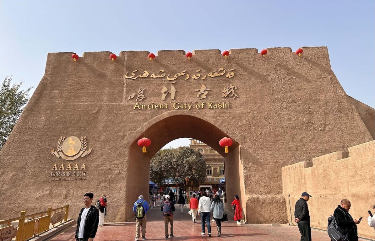 Sob (apertada) vigilância