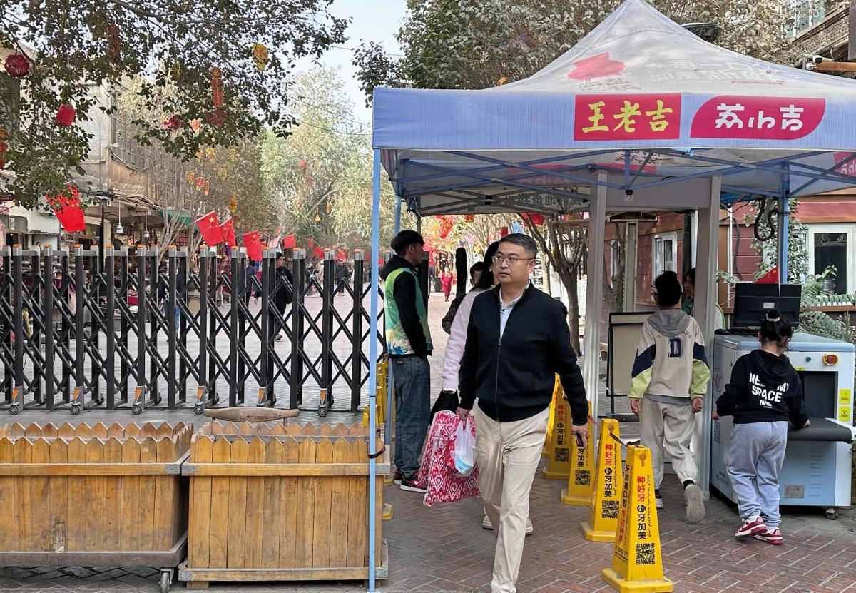 Sob (apertada) vigilância