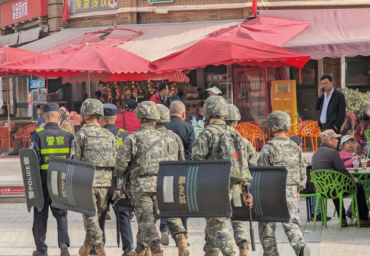 Sob (apertada) vigilância