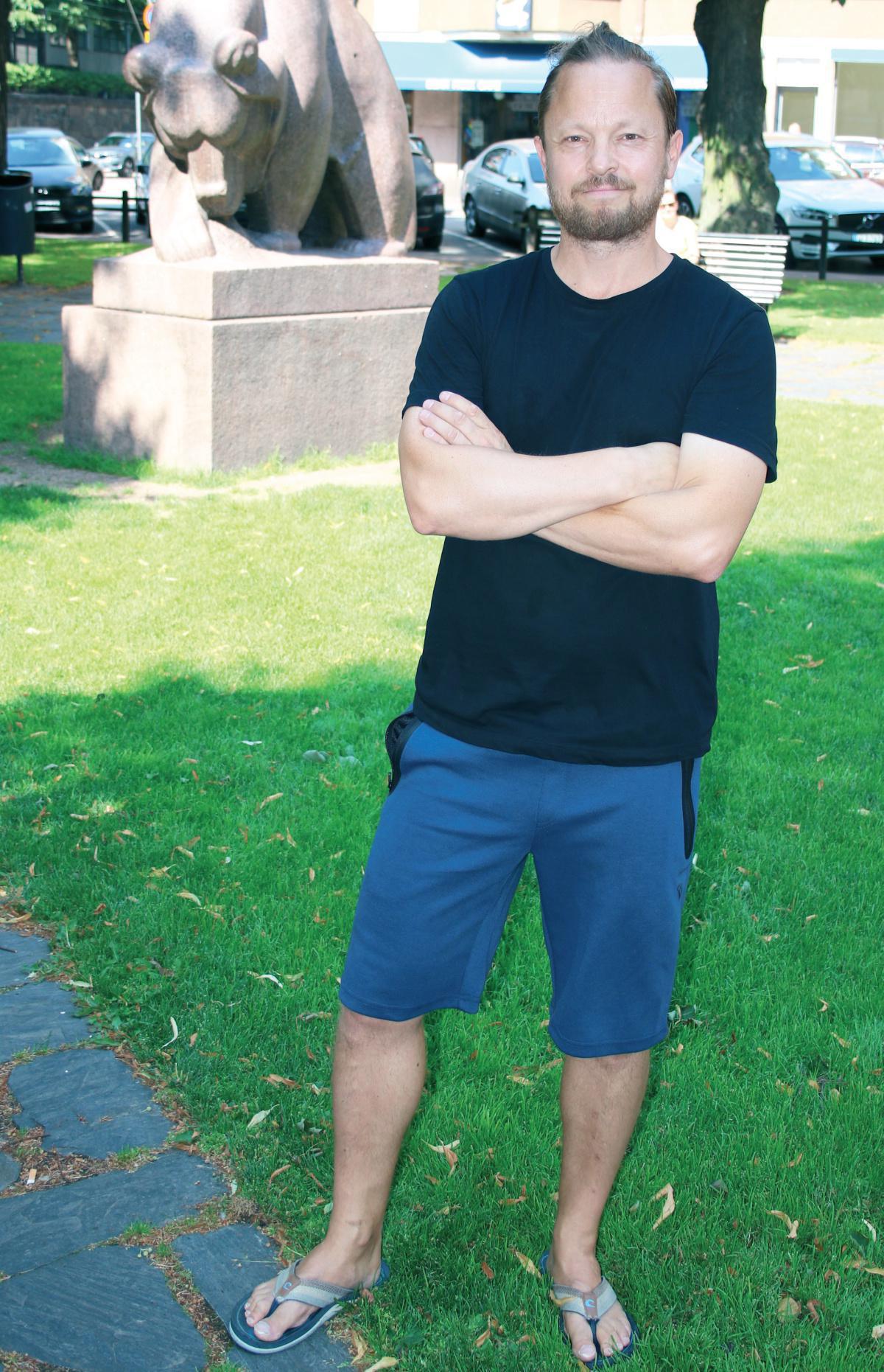 Fellow Scouser: Juha Varis - Näyttelevä ja myös filmaava joukkuepelaaja Fellow Scouser: Juha Varis - Näyttelevä ja myös filmaava joukkuepelaaja