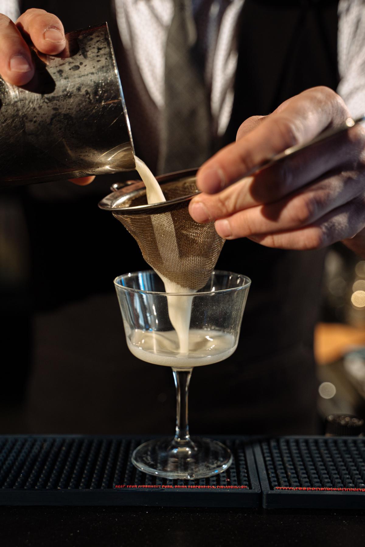 Dreisiebig: Du beschränkst deine Redebeiträge auf die drei Siebe des Sokrates: wahr, wesentlich, wertschätzend (Kommunikation 5/10) Dreisiebig: Du beschränkst deine Redebeiträge auf die drei Siebe des Sokrates: wahr, wesentlich, wertschätzend (Kommunikation 5/10)