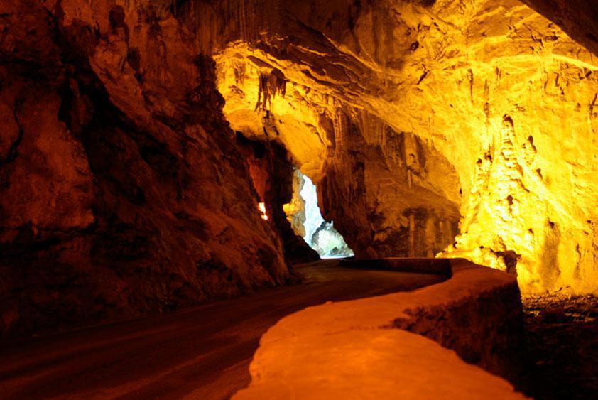 La Cuevona de Cuevas del Agua (Asturias) La Cuevona de Cuevas del Agua (Asturias)