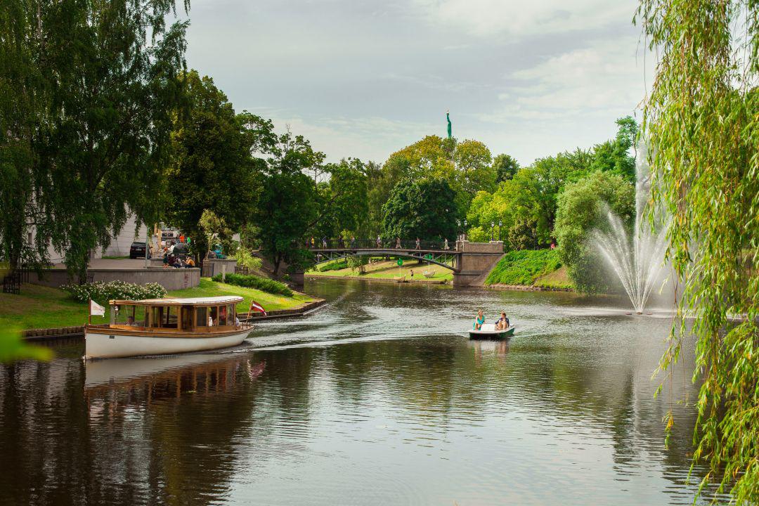 riga-canal-with-boats-photo-magnetic-latvia-1080x720