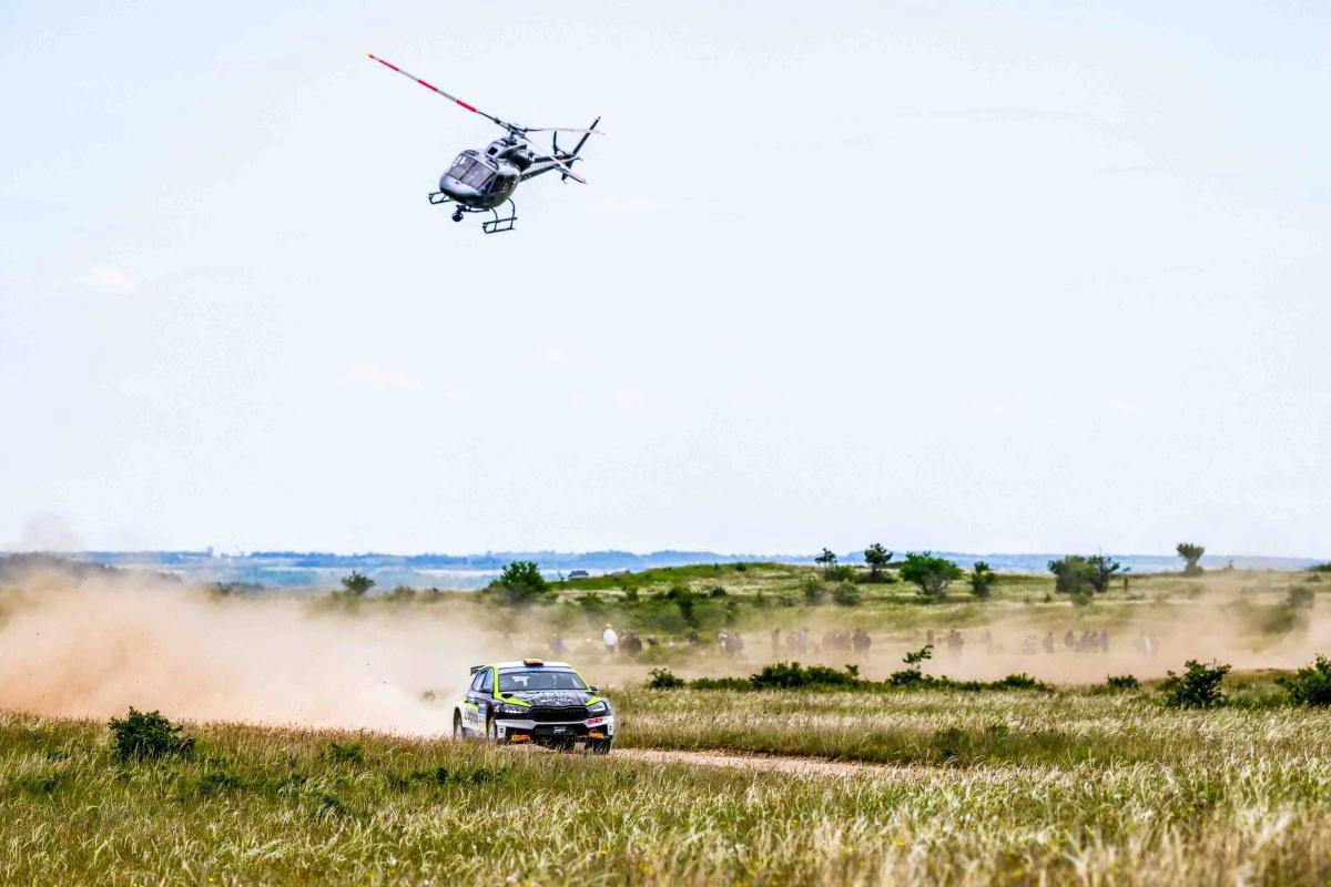 Sergi Pérez salva los muebles en Hungría, a pesar de los pinchazos Sergi Pérez salva los muebles en Hungría, a pesar de los pinchazos
