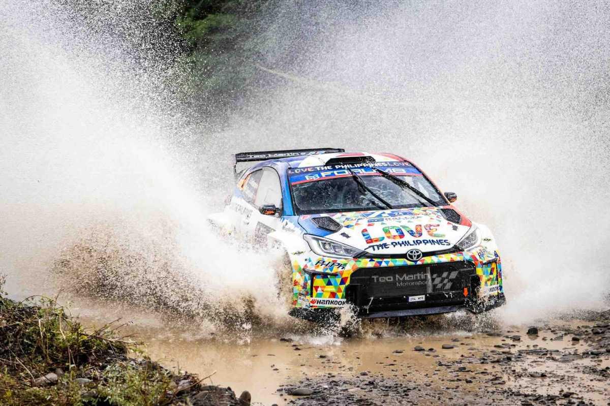 El Rallye Team Spain, en el podio de Grecia con Alejandro Cachón El Rallye Team Spain, en el podio de Grecia con Alejandro Cachón