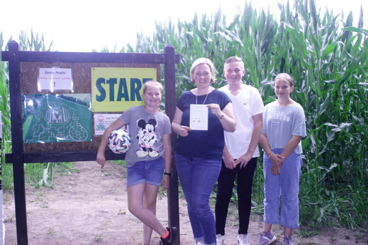 UPDATE: Spieler des SV Meppen eröffnen das Maislabyrinth 2021  UPDATE: Spieler des SV Meppen eröffnen das Maislabyrinth 2021