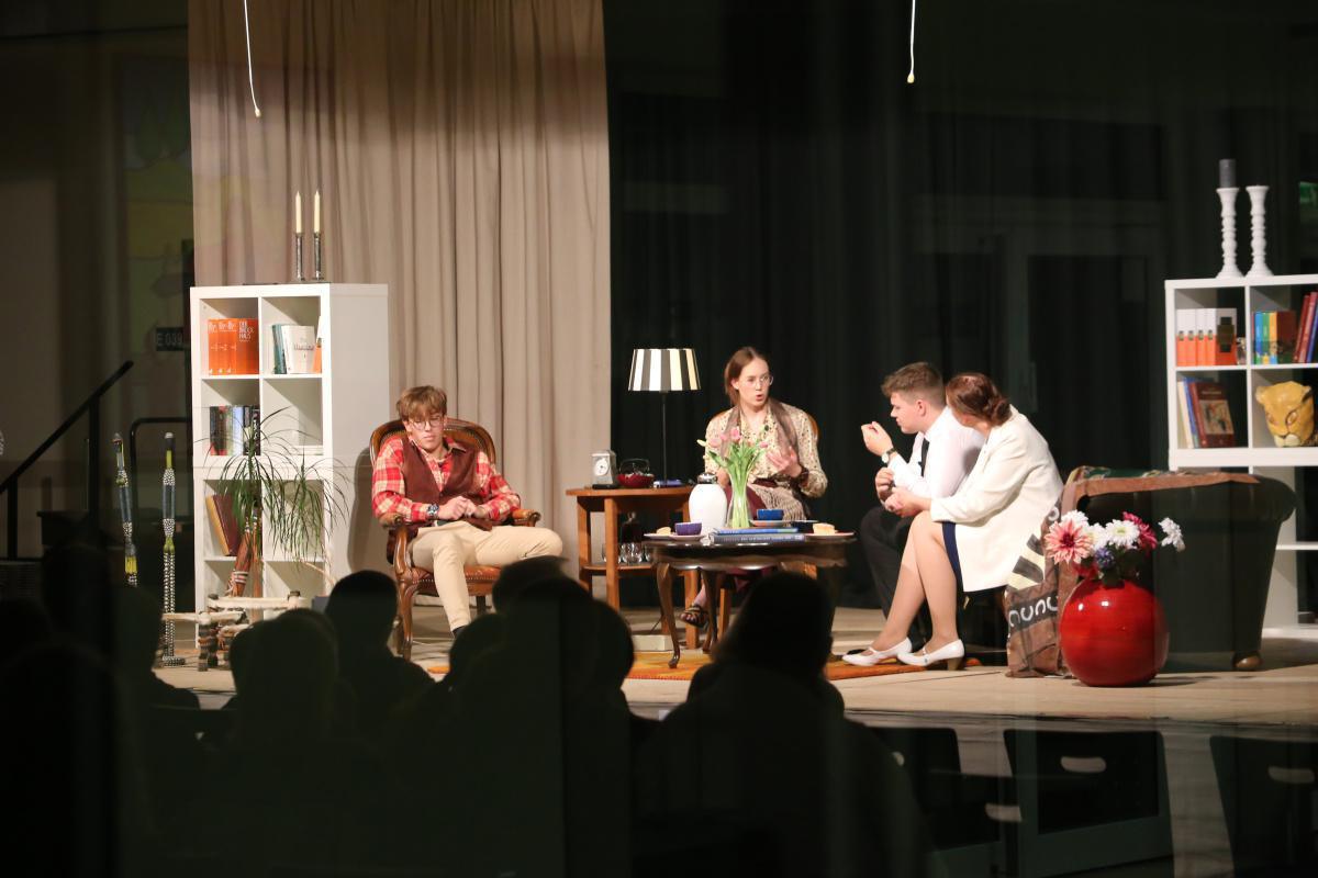 Premiere von Yasmina Rezas „Der Gott des Gemetzels“ der Theater AG des Gymnasiums Haren Premiere von Yasmina Rezas „Der Gott des Gemetzels“ der Theater AG des Gymnasiums Haren
