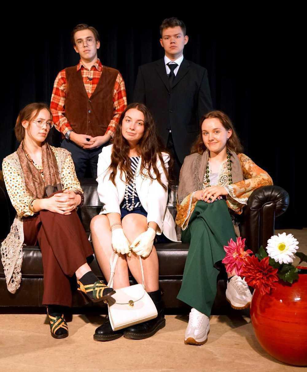 Premiere von Yasmina Rezas „Der Gott des Gemetzels“ der Theater AG des Gymnasiums Haren Premiere von Yasmina Rezas „Der Gott des Gemetzels“ der Theater AG des Gymnasiums Haren