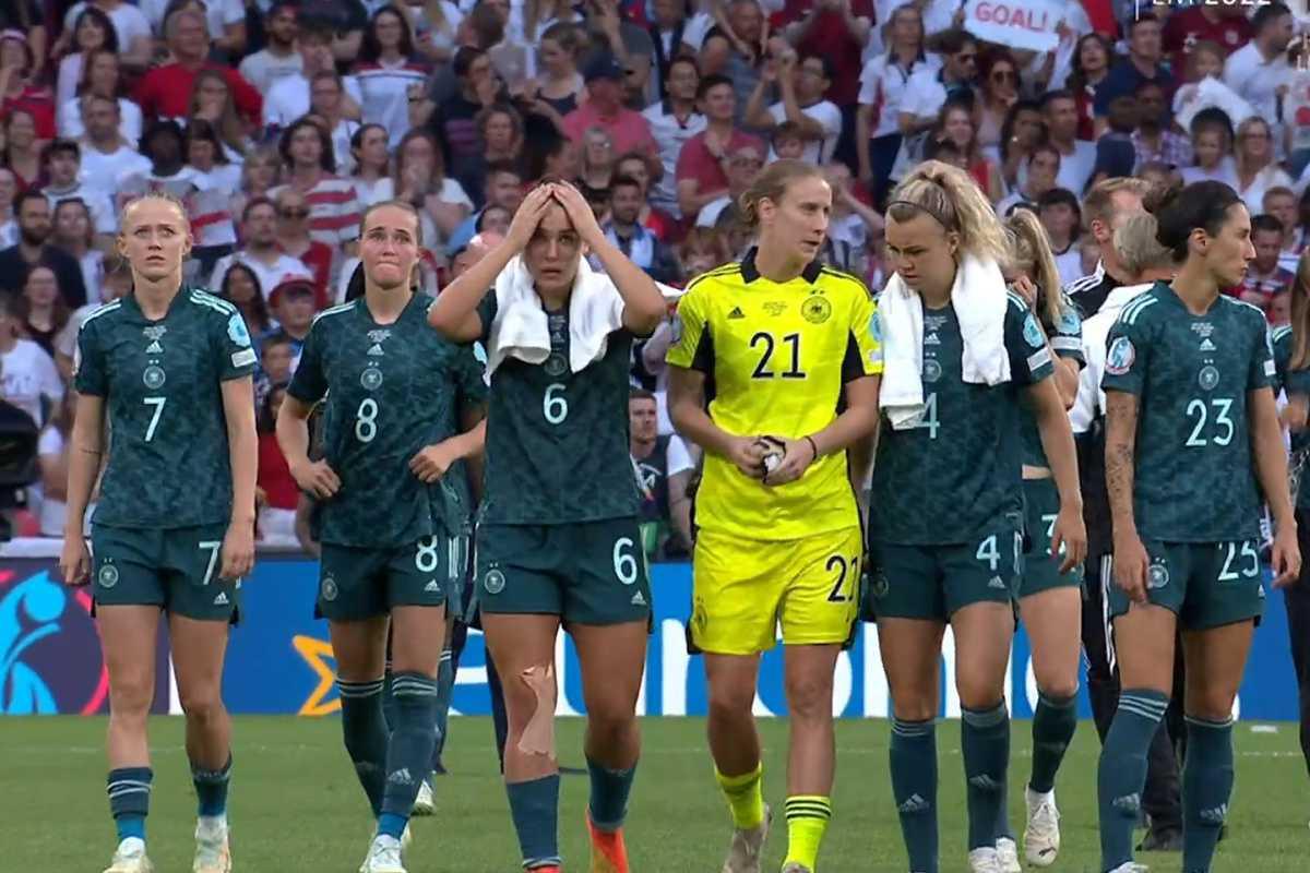 Englands Frauen gewinnen knapp mit 2:1