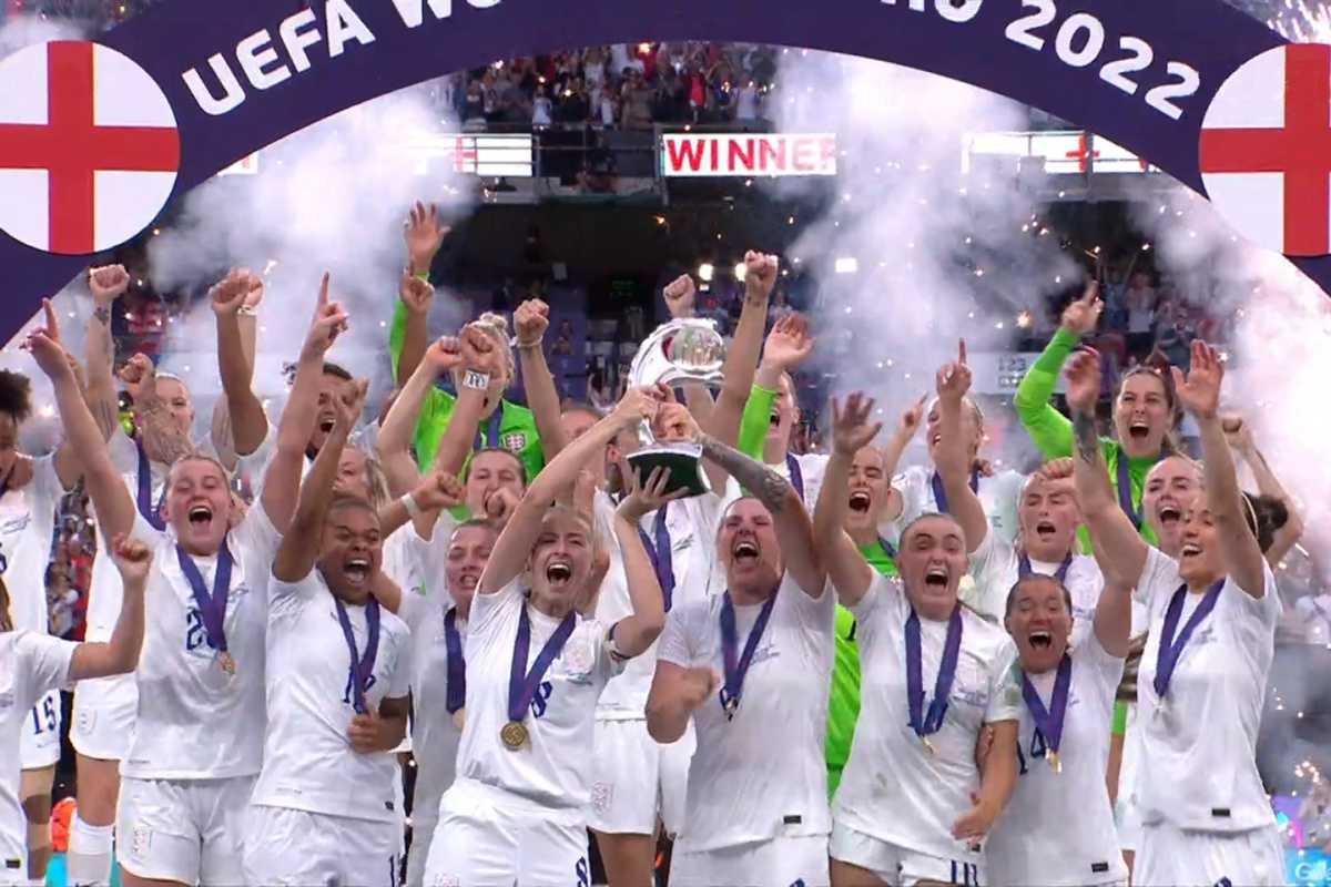 Englands Frauen gewinnen knapp mit 2:1