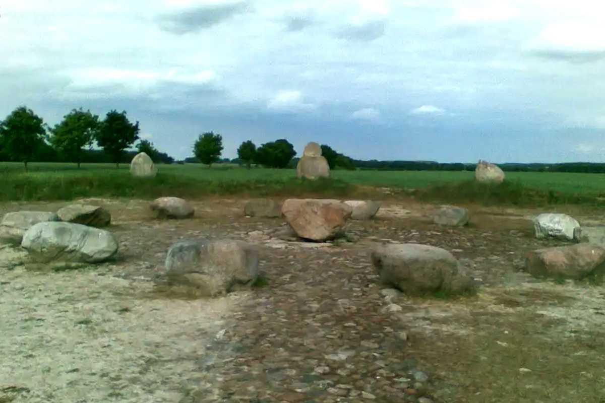 Durch das Waldgebiet um Alt-Wahn und den Werpeloher Steinkreis Durch das Waldgebiet um Alt-Wahn und den Werpeloher Steinkreis