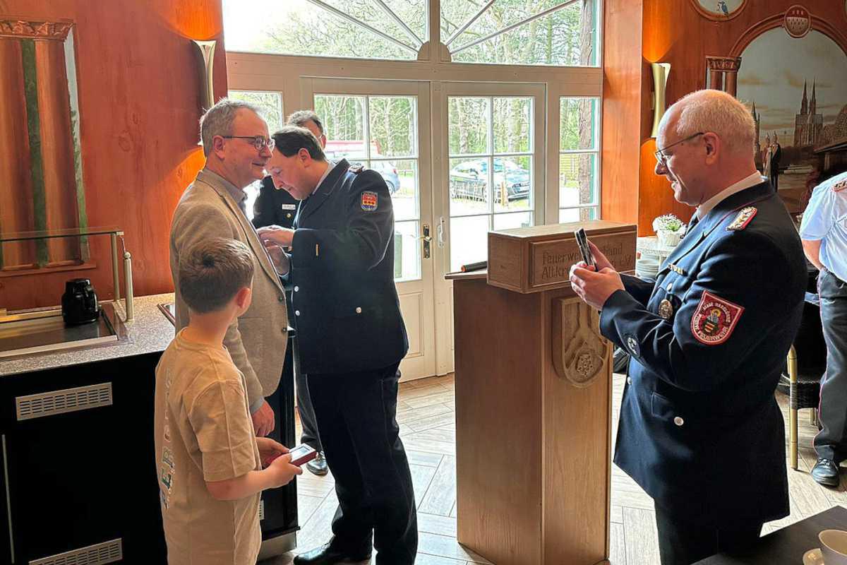 Bürgermeister erhält Feuerwehr-Ehrenzeichen