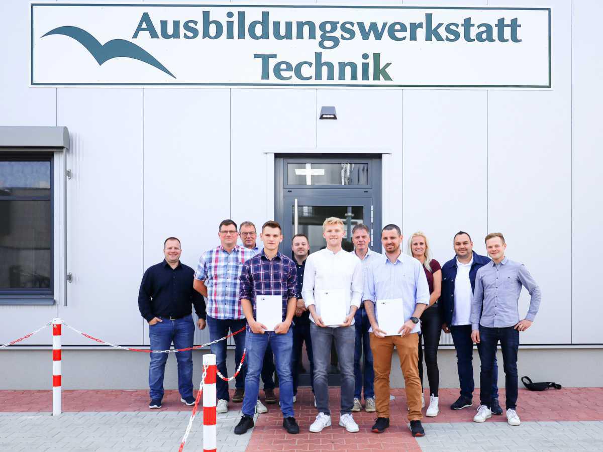 Mechatroniker von Emsland Frischgeflügel schließen Ausbildung vorzeitig ab