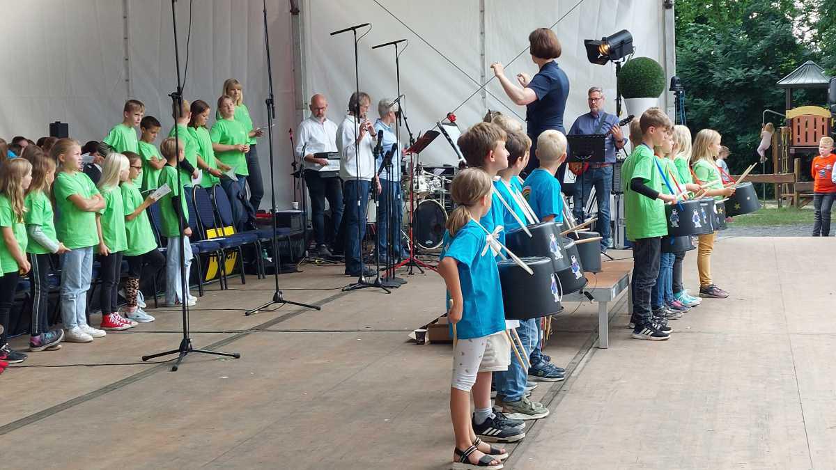 „Platt lutt moj“ – plattdeutsches Singfestival an der Mersmühle „Platt lutt moj“ – plattdeutsches Singfestival an der Mersmühle